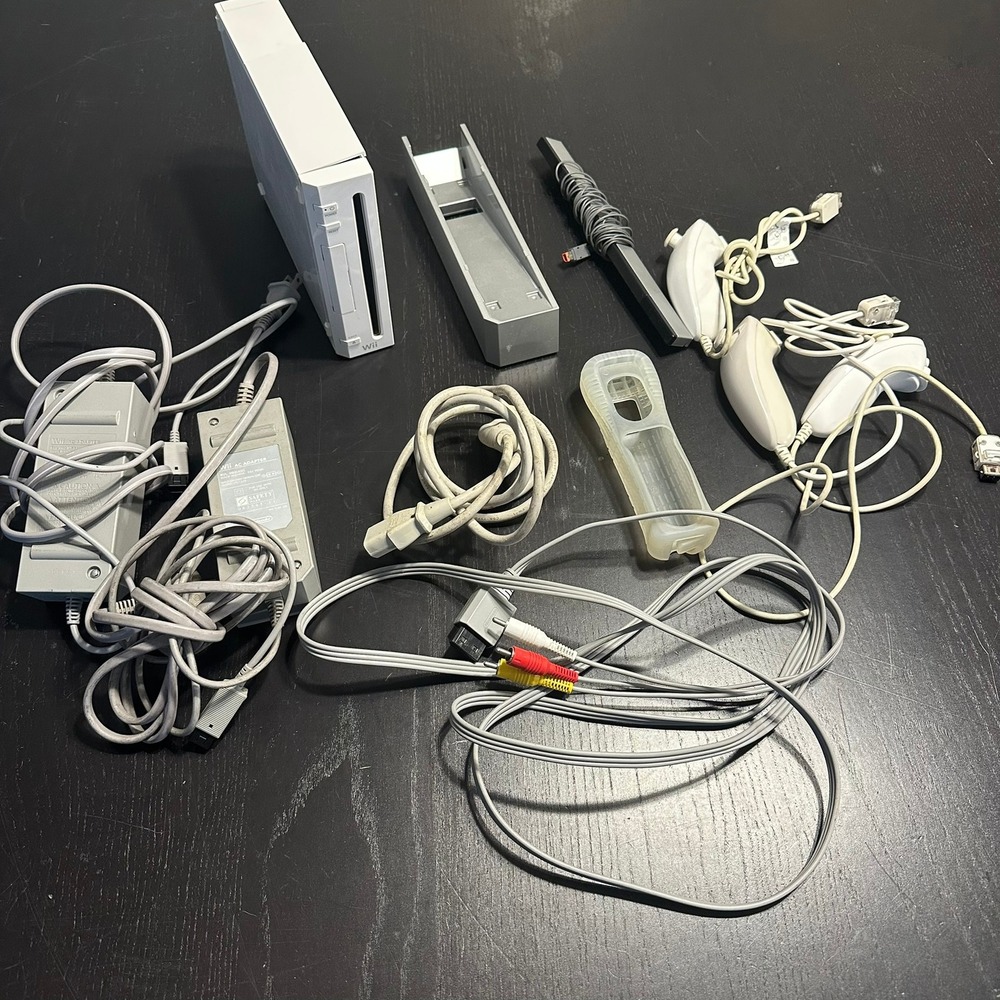 Nintendo Wii Console White RVL-001 Bundle Controllers Cables GameCube Compatible
